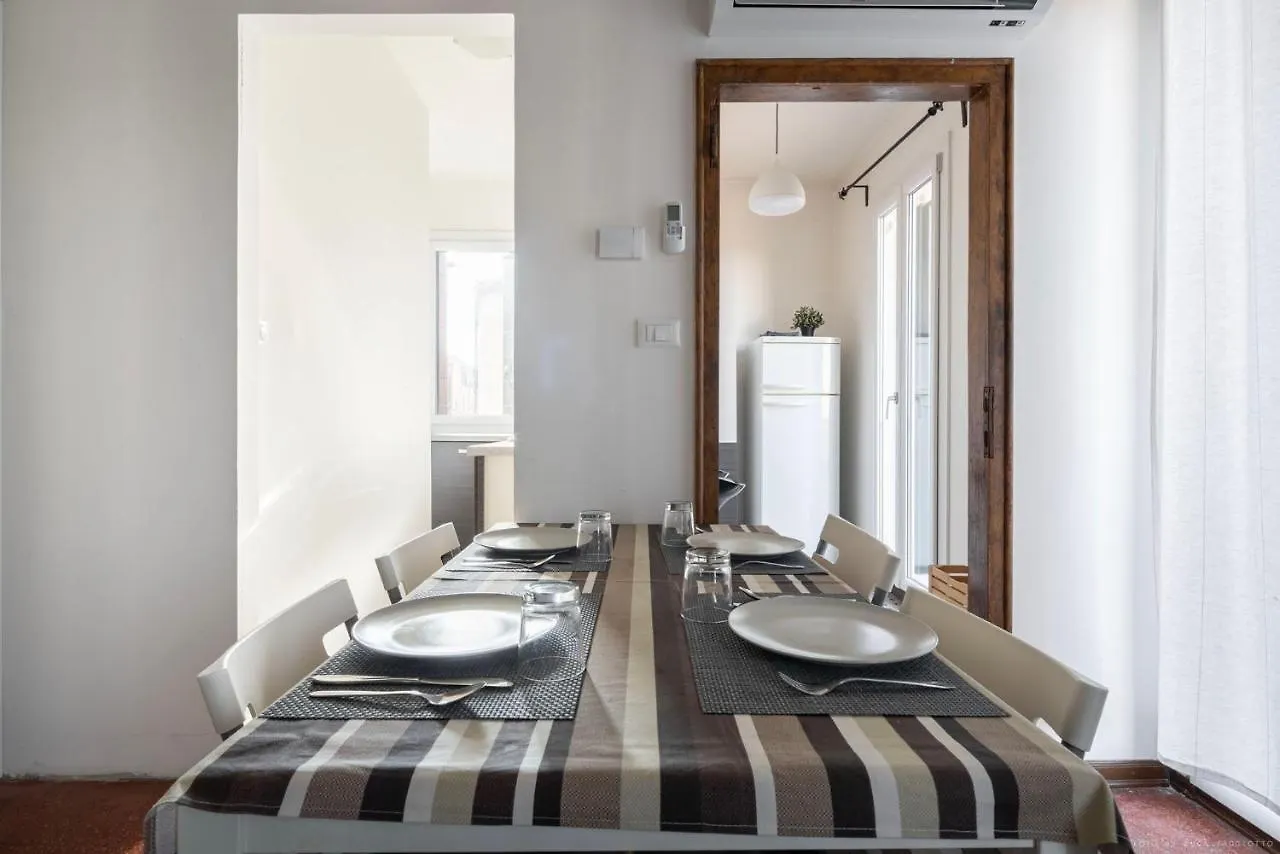 Ca' Giorgia Venice Apartment With Balcony