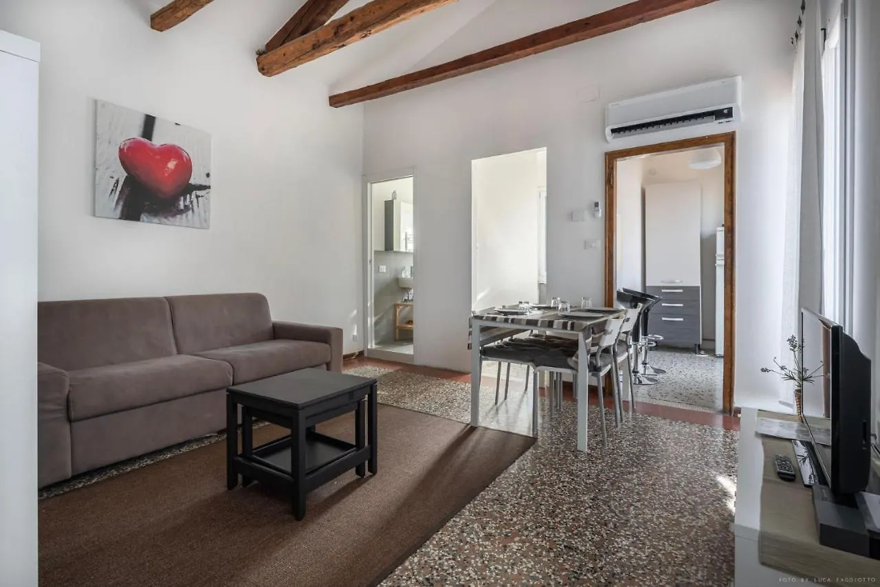 Ca' Giorgia Venice Apartment With Balcony
